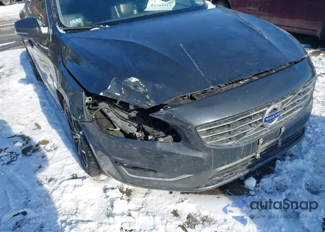 2015 Volvo S60 T5 Premier z USA, uszkodzony, nr VIN YV126MFK4F1337856